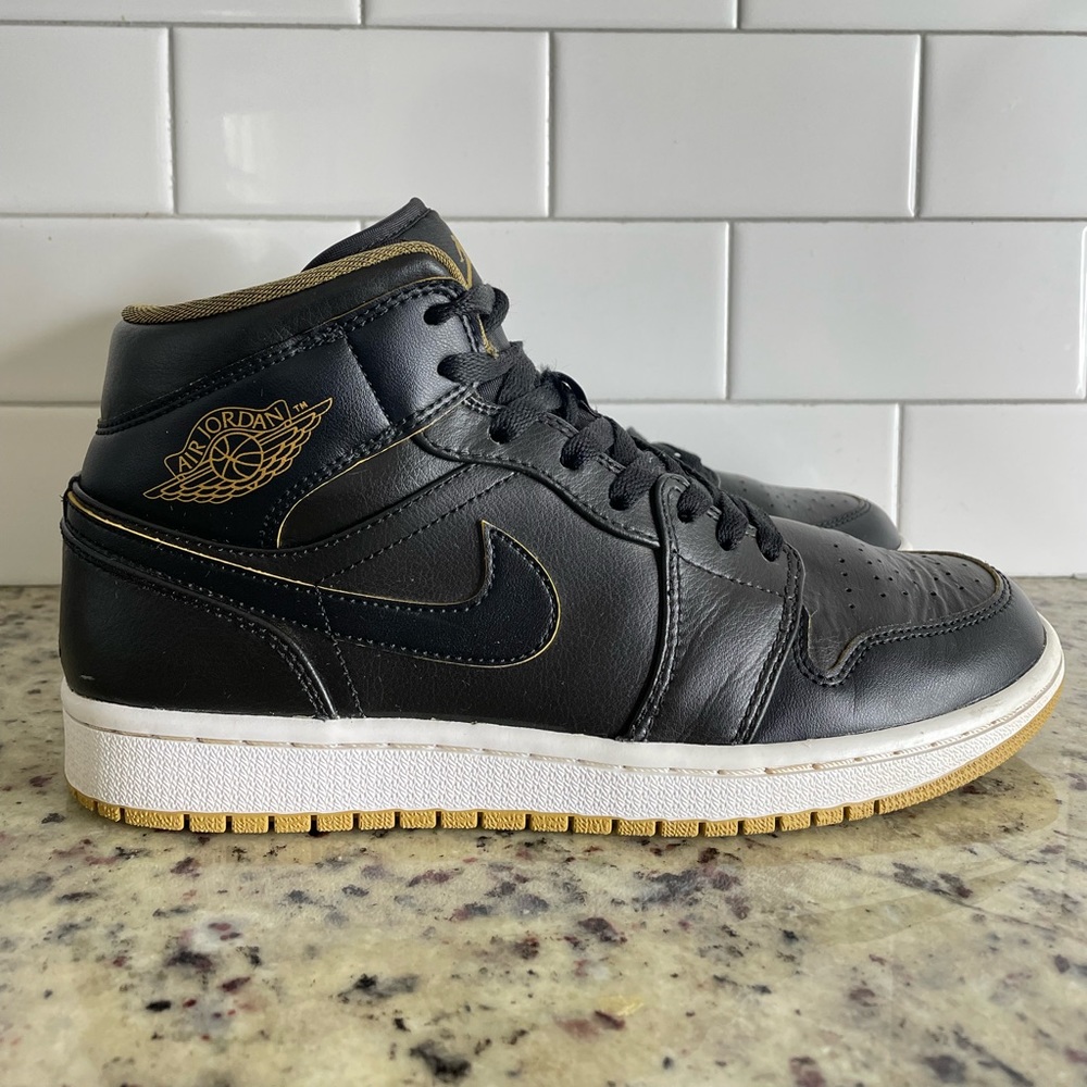Nike Air  Jordan 1 Retro Mid Men’s Size 8 Black Gold 554724-042
